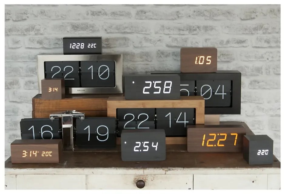 Cube ébresztőóra fa dekorral, 15 x 10 cm - Karlsson