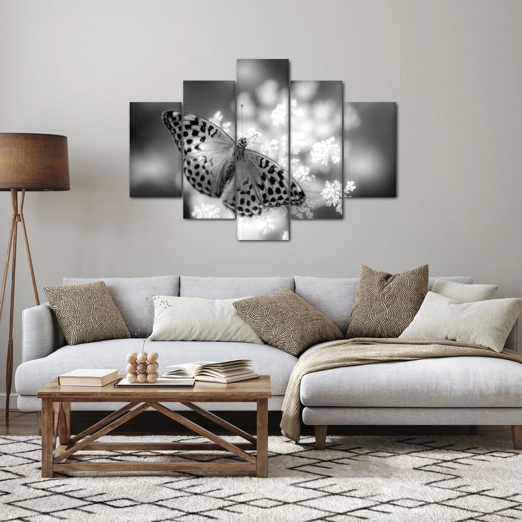 Kép - Részlet egy virágot beporzó pillangóról (150x105 cm)