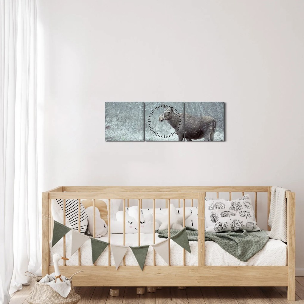 Kép - jávorszarvas egy hóval borított erdőben (órával) (90x30 cm)