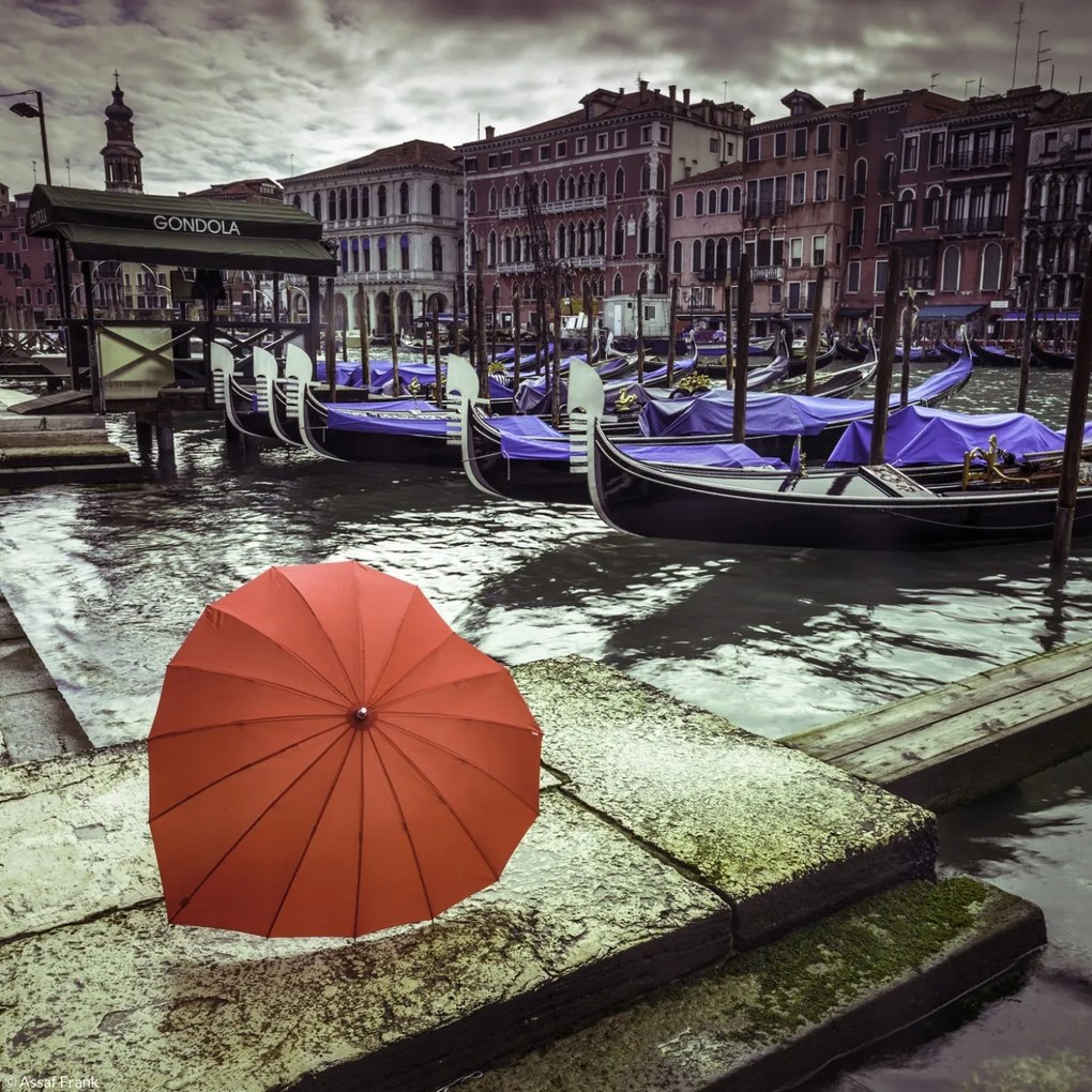 Poszter 20x20cm Piros esernyő a gondola kölcsönzési pont mellett, Assaf Fra