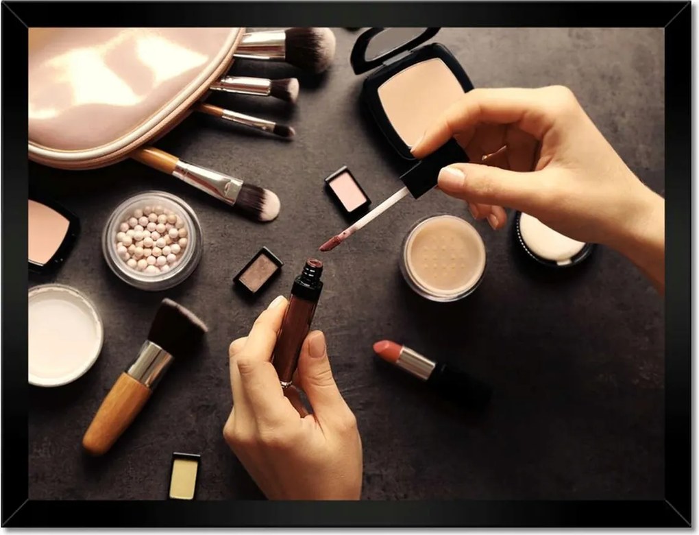 Poszterek keretben 40x30 Szájfény egy nő kezében