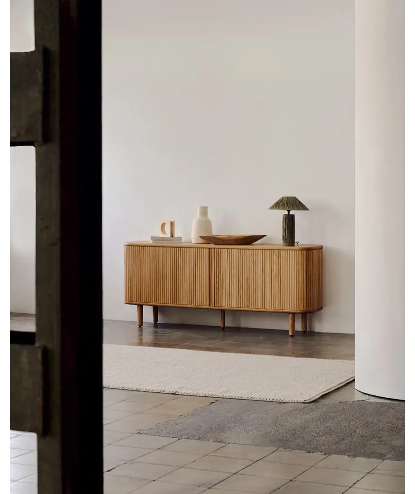 Natúr színű komód tolóajtóval kőrisfa dekorral 180x75,5x40 cm Mailen – Kave Home
