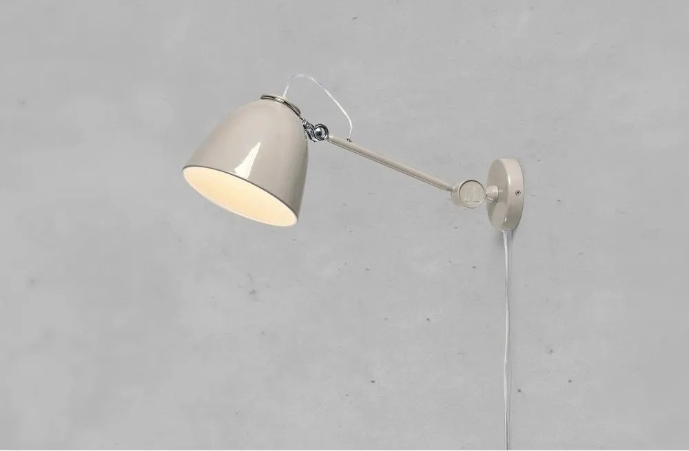 Szürkésbézs konnektorhoz csatlakoztatható fali lámpa Tilt – Markslöjd