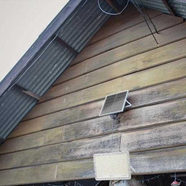 LED Kültéri napalemes reflektor LED/30W/3,2V 4000K fehér + + távirányító