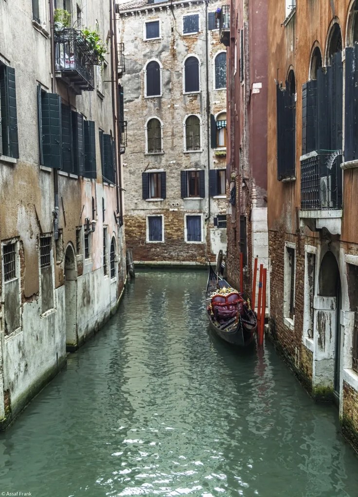 Poszter 20,5x28,4cm Keskeny csatorna régi épületeken át, Assaf Frank