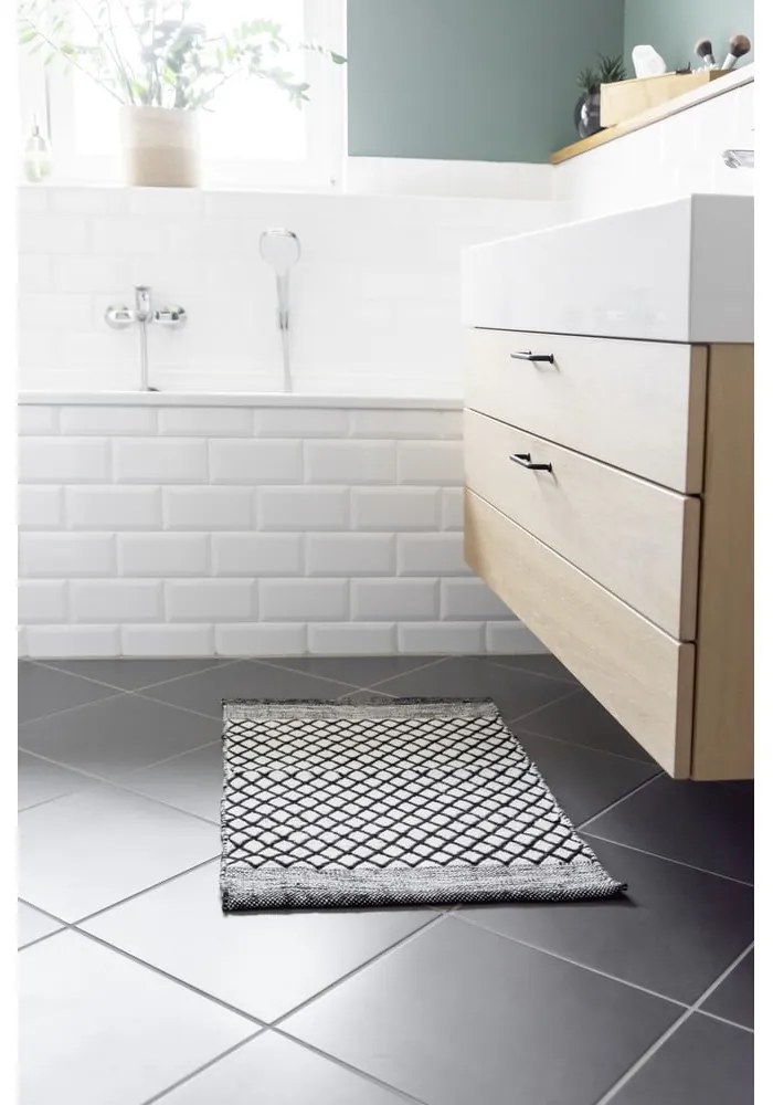 Fekete-fehér újrahasznosított műanyag fürdőszobai kilépő 50x80 cm Tara – Wenko