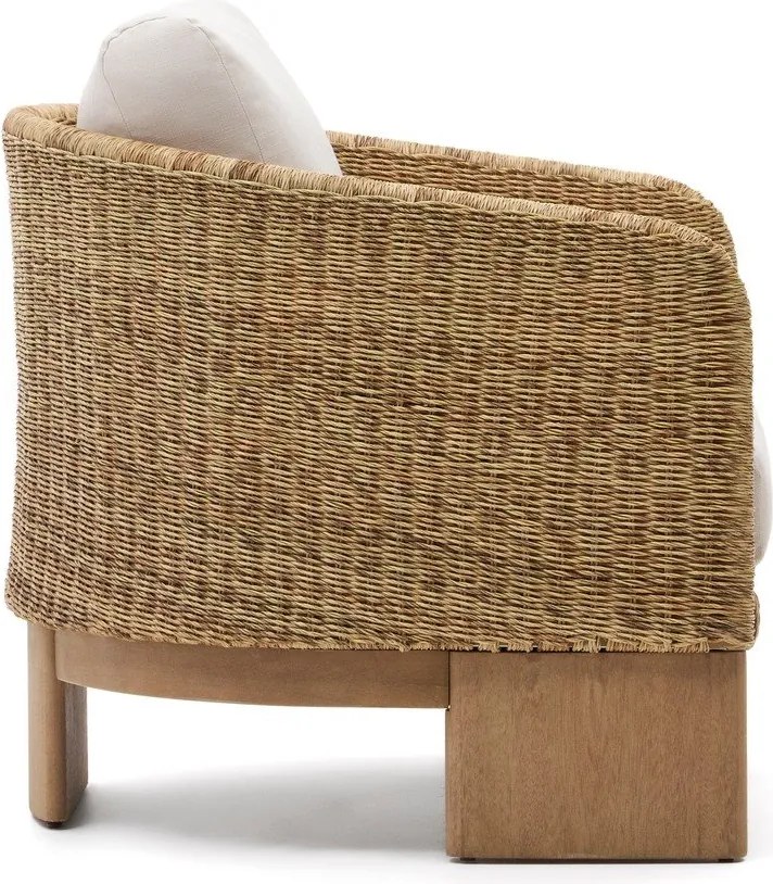 Bézs-natúr színű tömörfa-műrattan kerti fotel Xoriguer – Kave Home