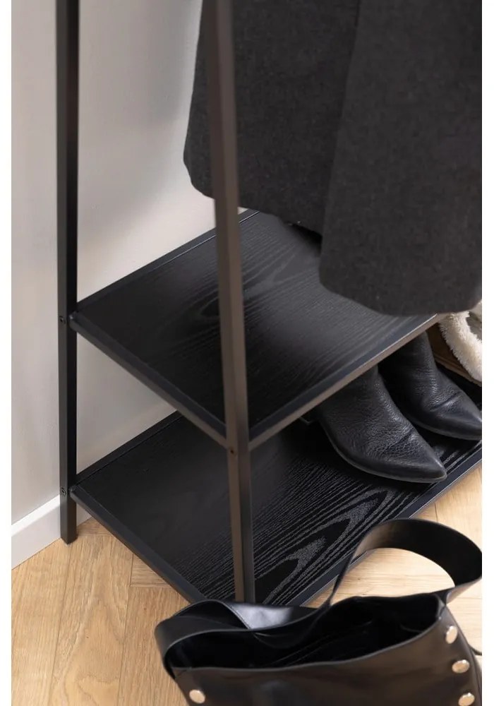 Fekete ruhatartó állvány kőrisfa dekorral Seaford – Actona