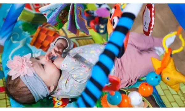 Lionelo - Gyermek játékszőnyeg házzal AGNES PLUS