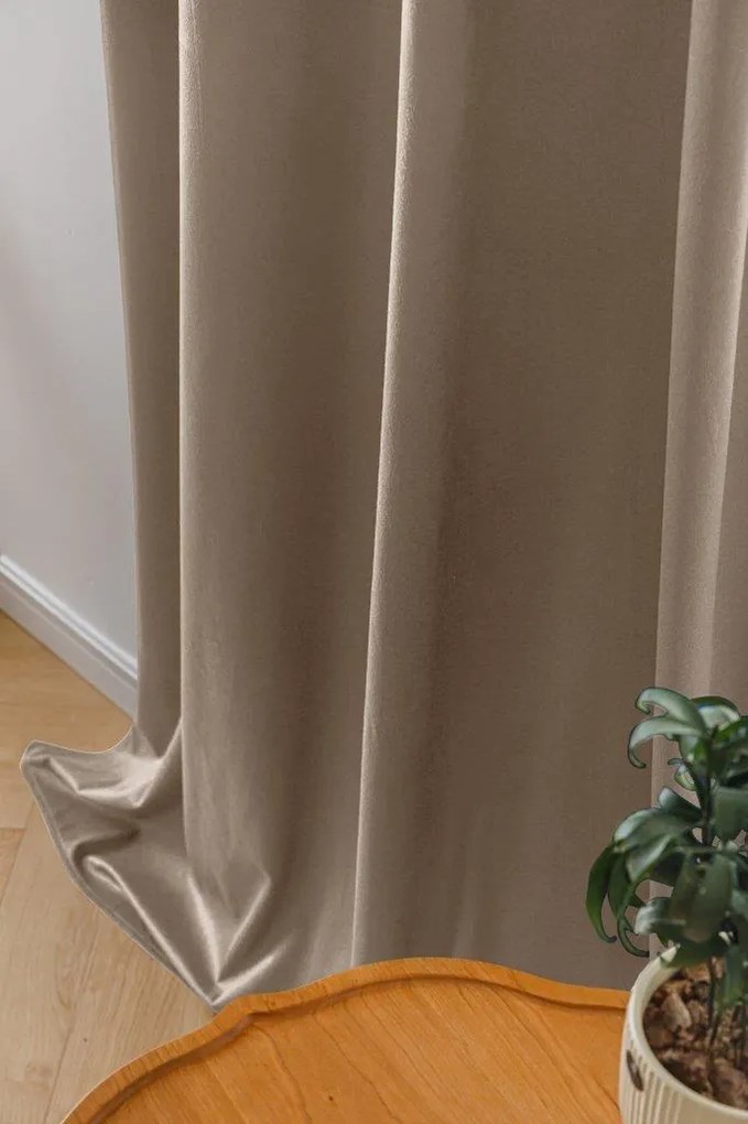Bézs sötétítő függöny VELVET 140x270 cm Felfüggesztés: Hullámos sínszalag