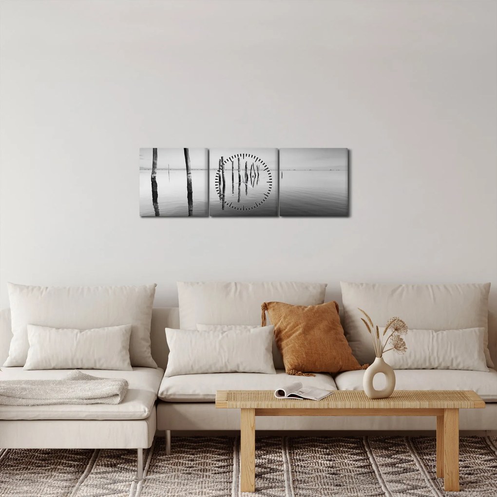 Egy fekete-fehér vízfelszín képe (órával) (90x30 cm)