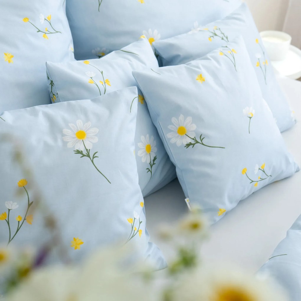 Goldea pamut ágyneműhuzat - kamilla virágok világoskék alapon 220 x 200 és 2db 70 x 90 cm