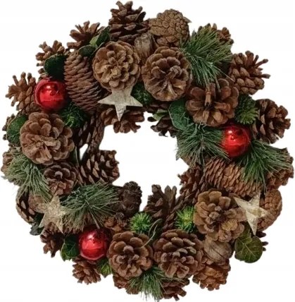 Karácsonyi koszorú piros gömbökkel és tobozokkal – 34 cm