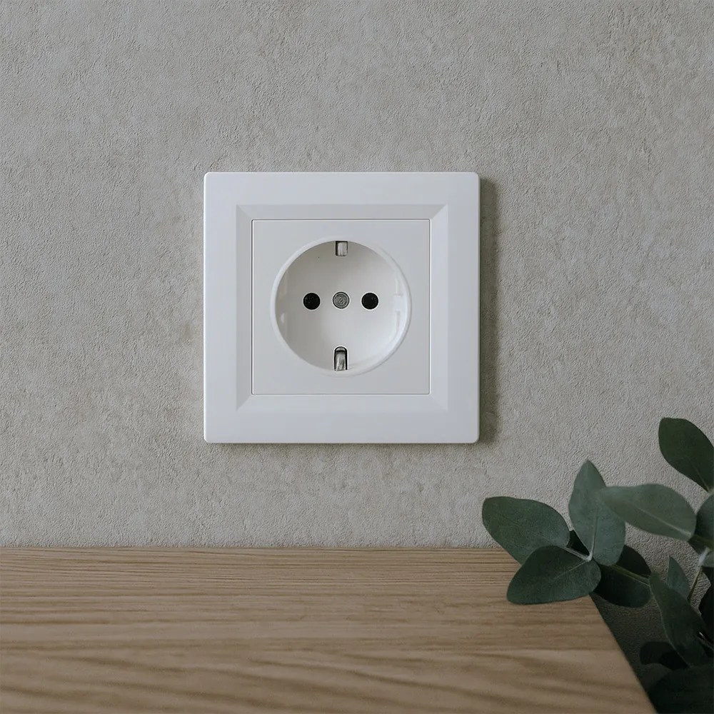 Nova földelt csatlakozóaljzat dugalj 16A 250V fehér kerettel