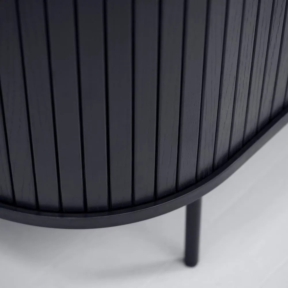 Fekete komód tolóajtóval, tölgyfa dekorral 120x76x45 cm Nola – Unique Furniture