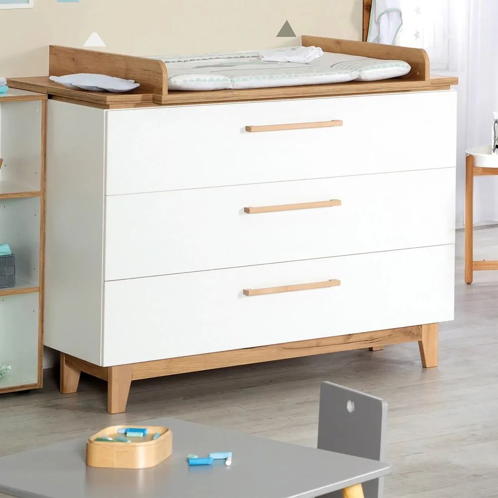 Fehér alacsony gyerek komód pelenkázó feltéttel tölgyfa dekorral 118x104 cm Finn – Roba