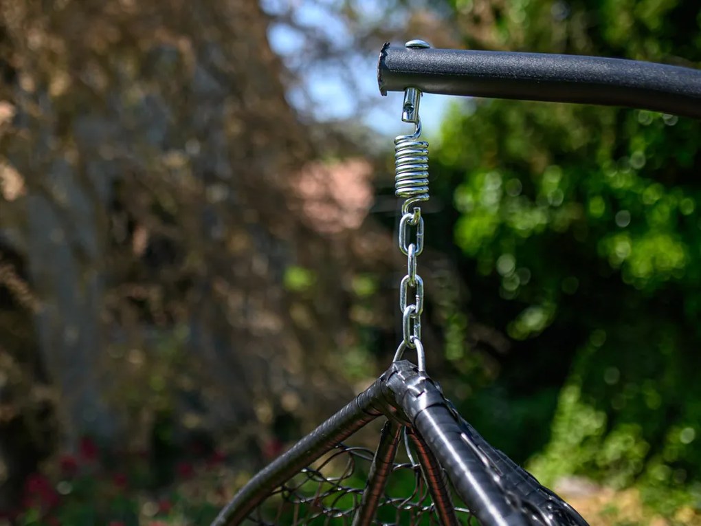 Fekete függőszék KOKON állvánnyal, világos párna