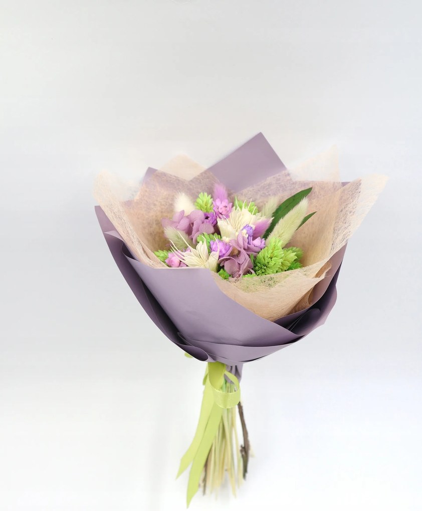 Szárított virágokból és fűből készült vázacsokor