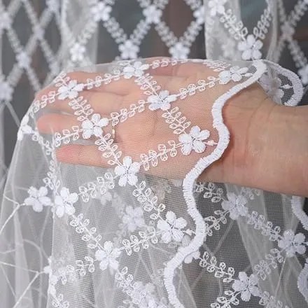 Fényes hímzett függöny étkező nappaliba szalaggal 200 cm x 250