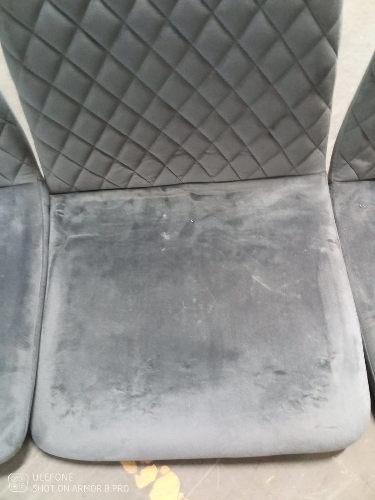 AKCIÓ Szürke IRYS VELVET szék fekete lábakkal II. osztály