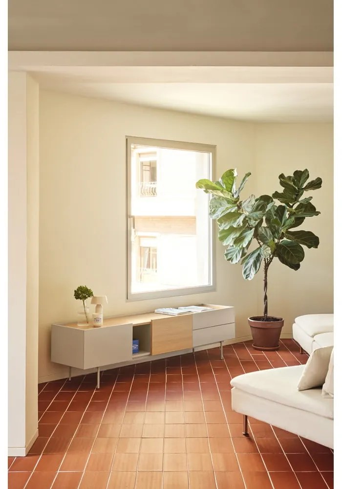 Bézs-natúr színű TV-állvány tölgyfa dekorral 180x45 cm Otto – Teulat