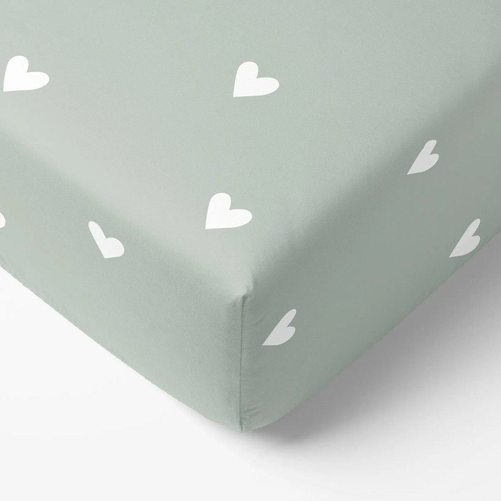 Goldea pamut gumis lepedő - szívecskék, zsálya színű alapon 180 x 200 cm