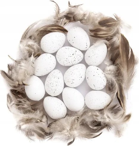 Dekoratív, fehér fürjtojások, díszítve természetes tollakkal