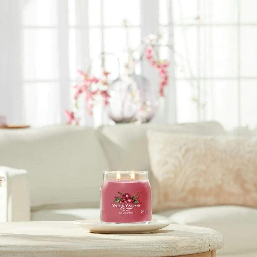 Yankee Candle Signature Black Cherry  illatos gyertya közepes üvegben, 368 g