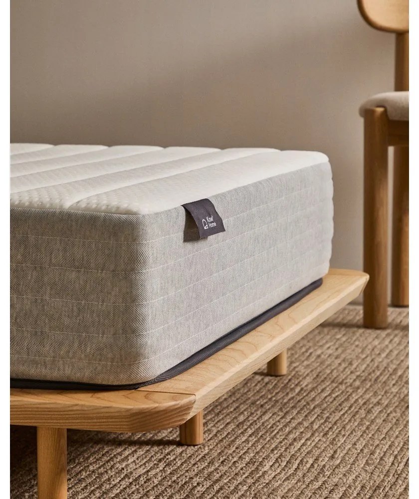 Kemény hőszabályozó rugós matrac 150x190 cm Juno – Kave Home
