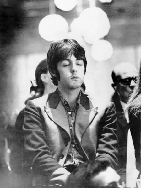 Fotográfia Paul McCartney meditating, 1967