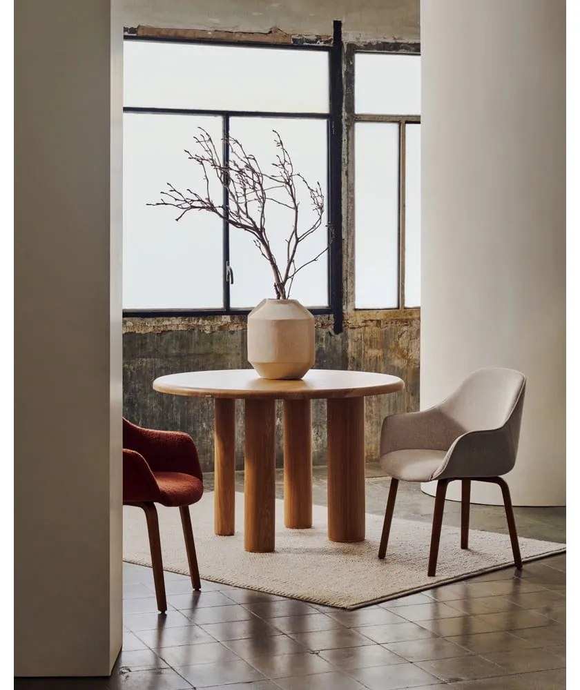 Bézs kárpitozott karfás étkezőfotel Nelida – Kave Home