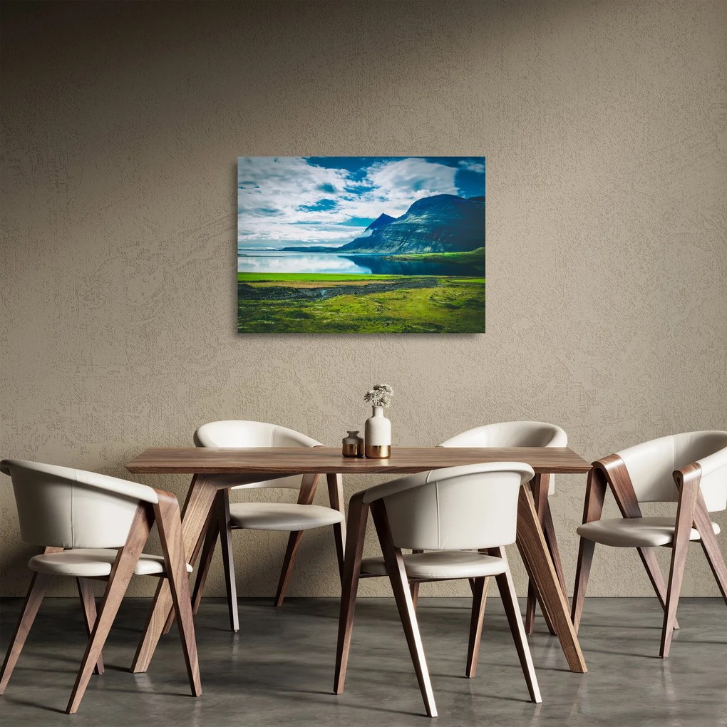 Egy tó hegyekkel képe (üvegen) (70x50 cm)