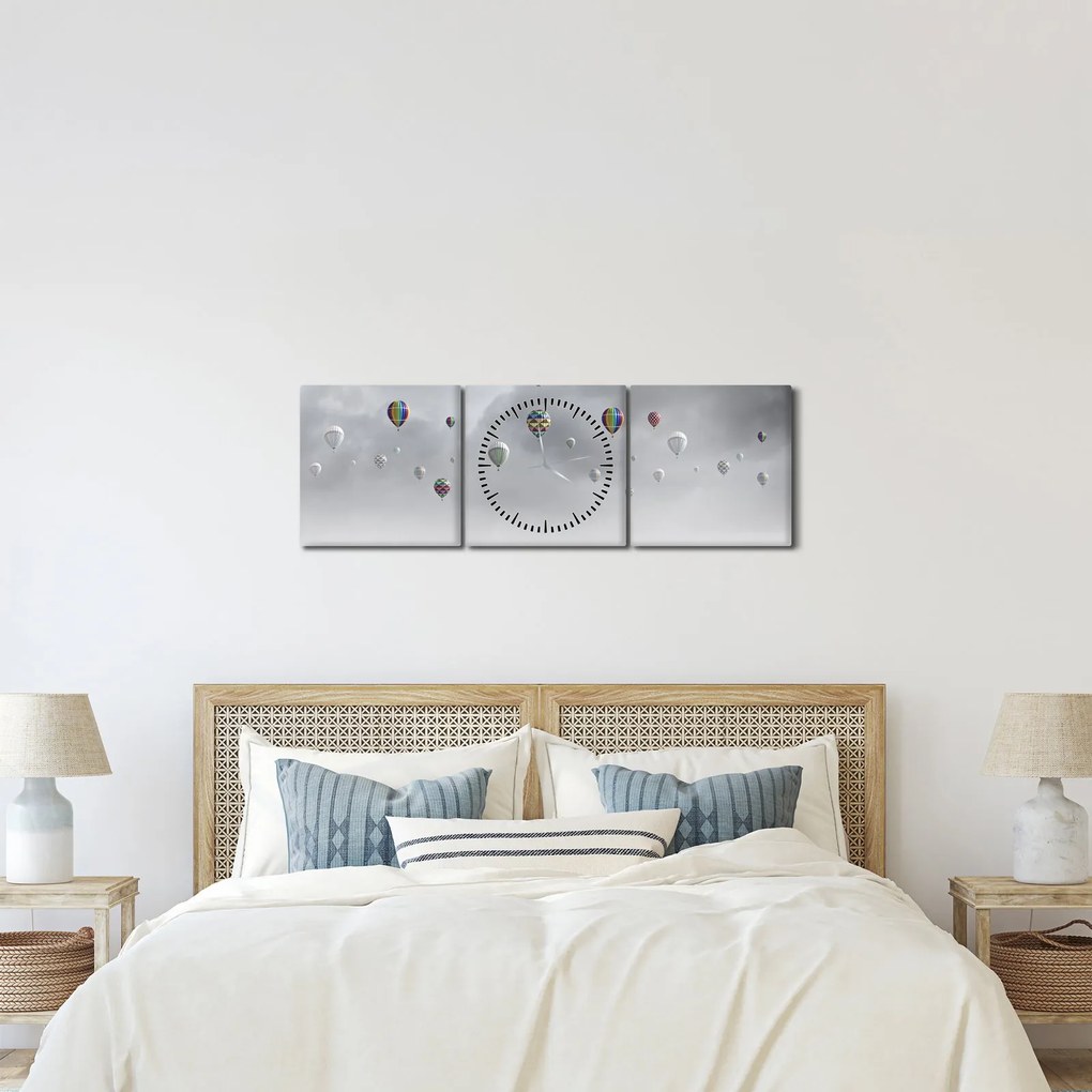 Kép - léggömbök egy téglafal felett (órával) (90x30 cm)