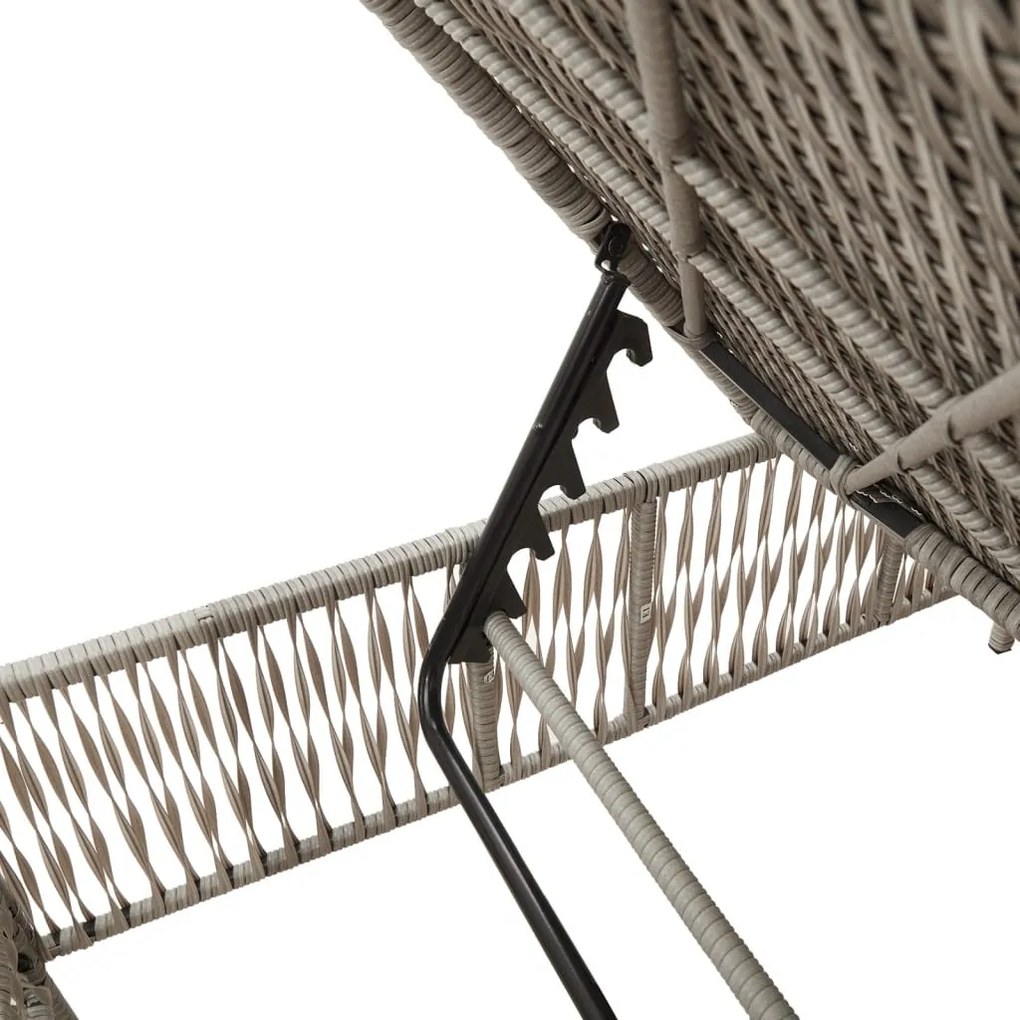 2 db világosszürke polyrattan napozóágy asztallal