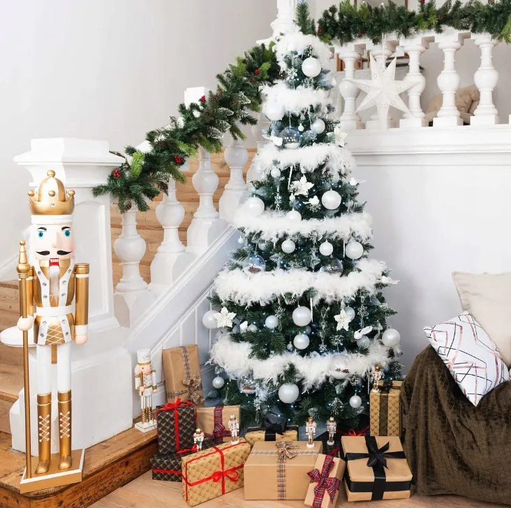 Karácsonyi ezüst lucfenyő berkenyével 220 cm