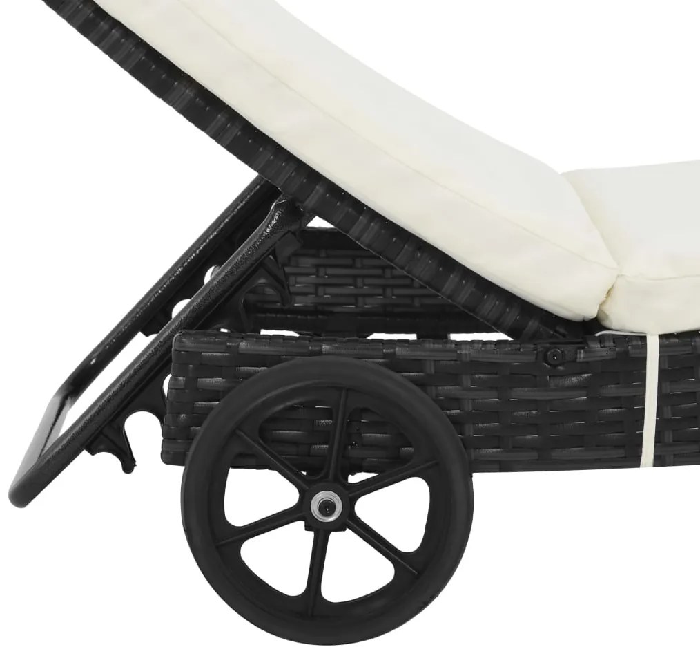 Fekete polyrattan napozóágy párnával és kerekekkel
