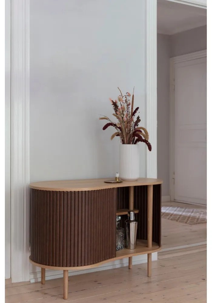 Barna-natúr színű alacsony komód tölgyfa dekorral, tolóajtóval 100x67 cm Audacious – UMAGE