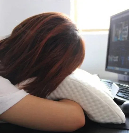 Ergonomikus párna hellyel a karnak