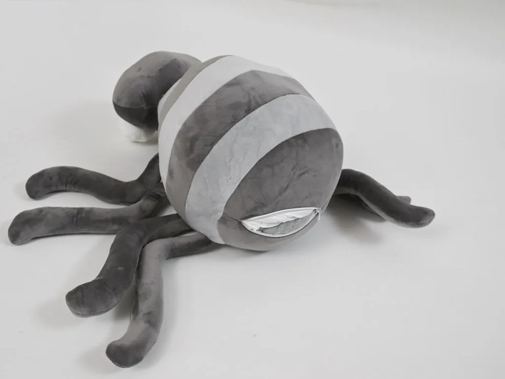 Plüss PÓK szürke babatakaróval belül