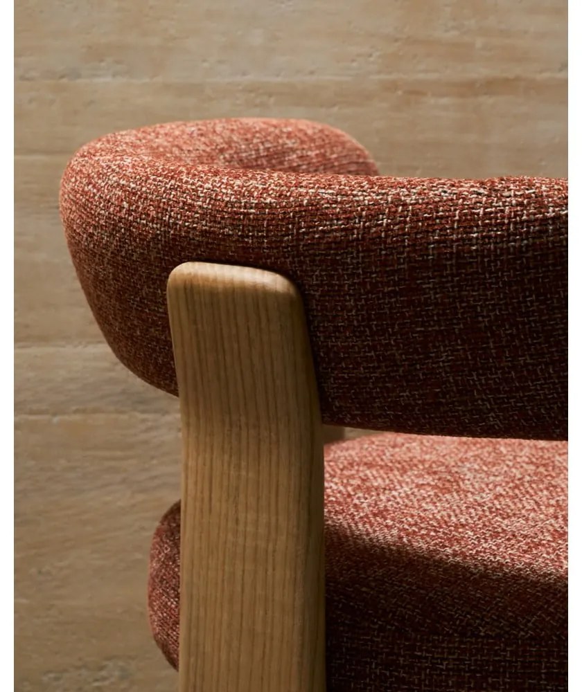 Natúr színű-terrakotta színű kőrisfa karfás étkezőfotel Granite – Kave Home