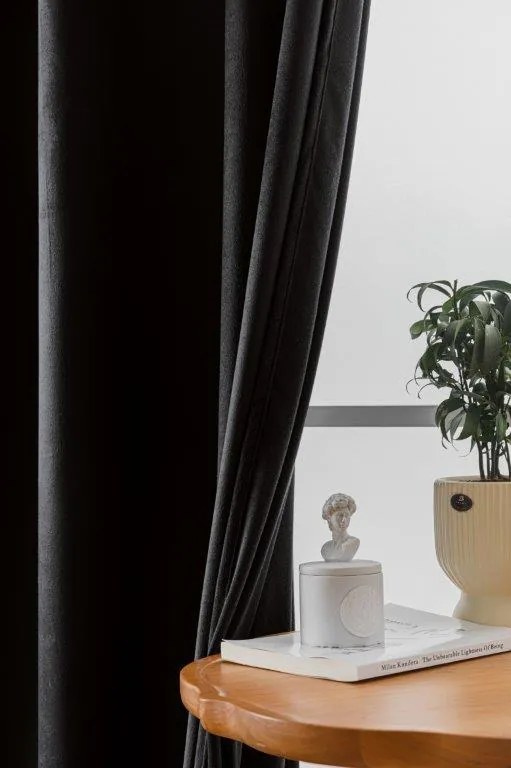 Fekete sötétítőfüggöny VELVET 140x250 cm Felfüggesztés: Fém gyűrűk