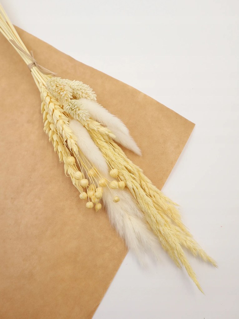 Beige színű, válogatott szárított virágok és füvek tortákra, vázába