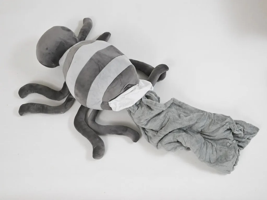 Plüss PÓK szürke babatakaróval belül