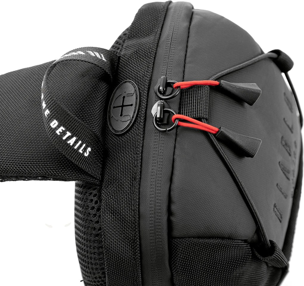 Fekete, mintás sling bag hátizsák