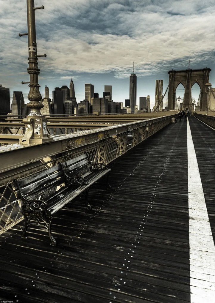 Poszter 29,7x42cm Üres pad a gyalogátkelőhelyen a Brooklyn hídon