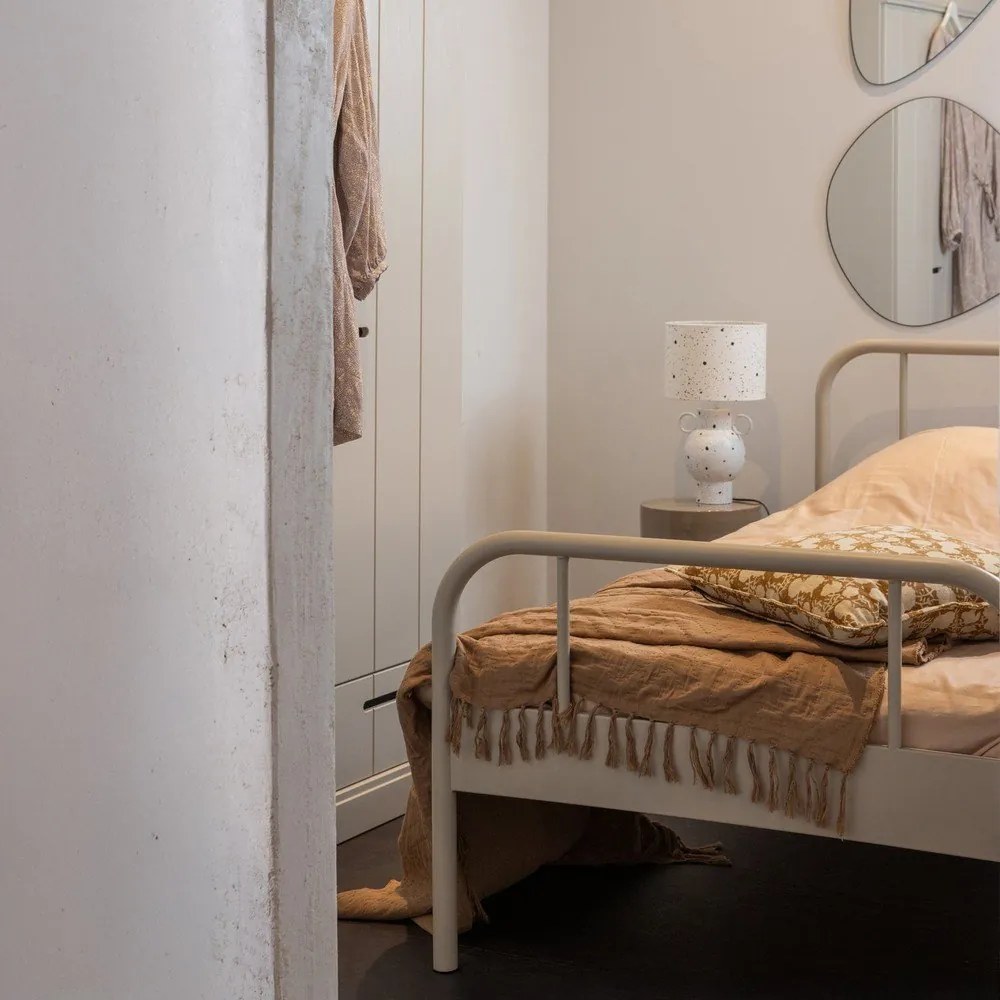 Bézs fém egyszemélyes ágy ágyráccsal 90x200 cm Mata – WOOOD