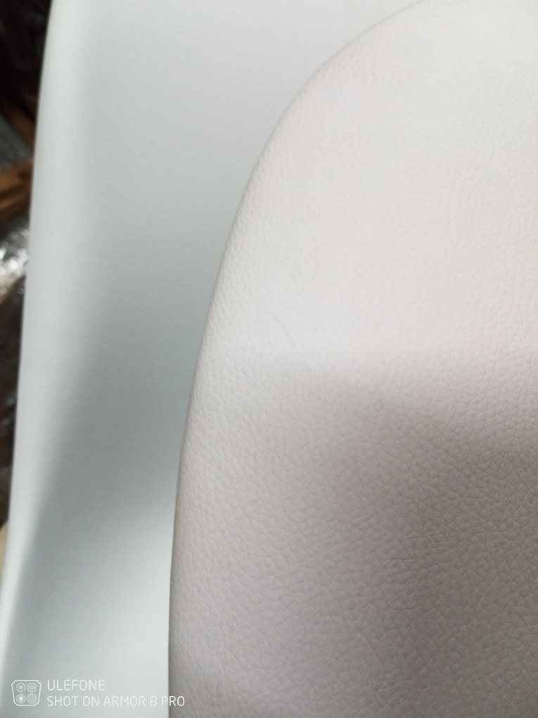 AKCIÓ Fehér BALI MARK szék bükkfa lábakkal II. osztály