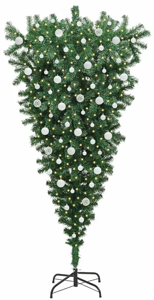 Függőlegesen álló műfenyő izzósorral és golyószettel 210 cm