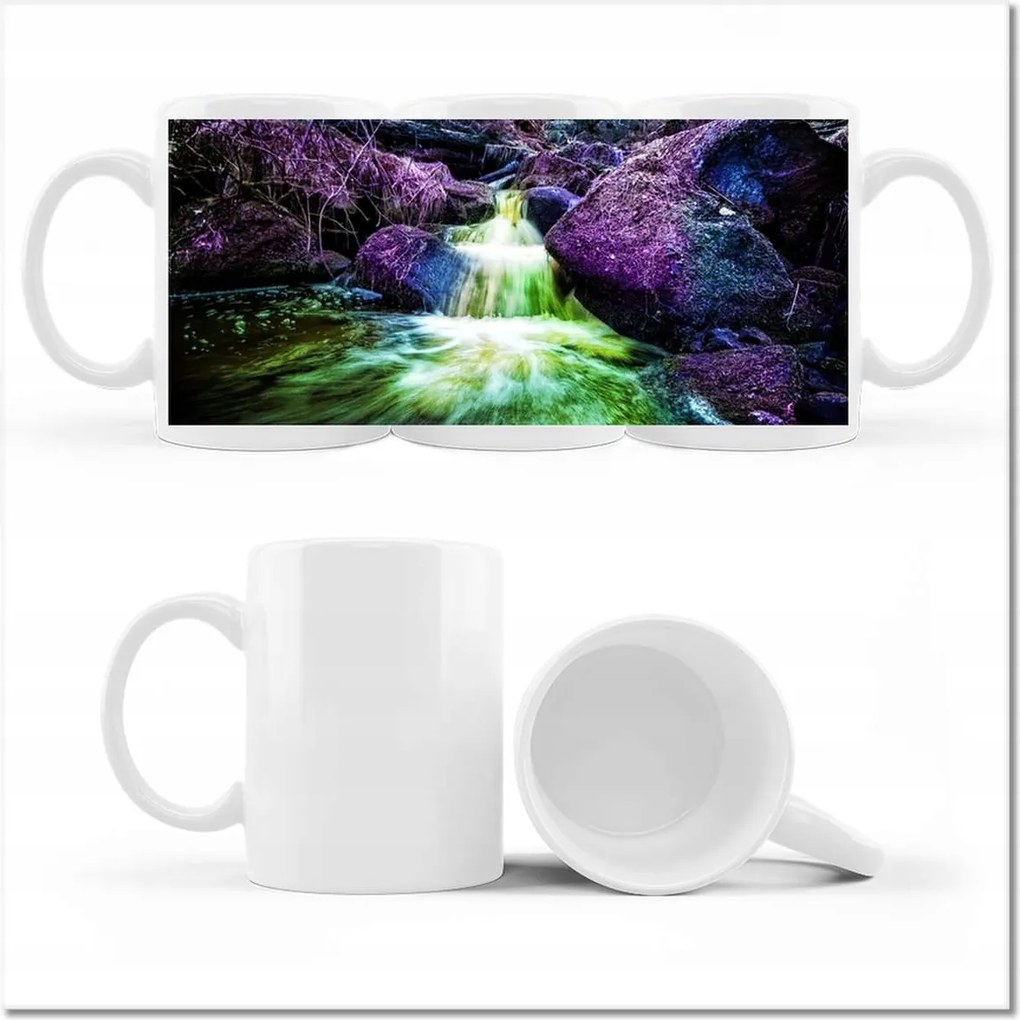 Fényképes bögre Lime zuhatag a sziklák között