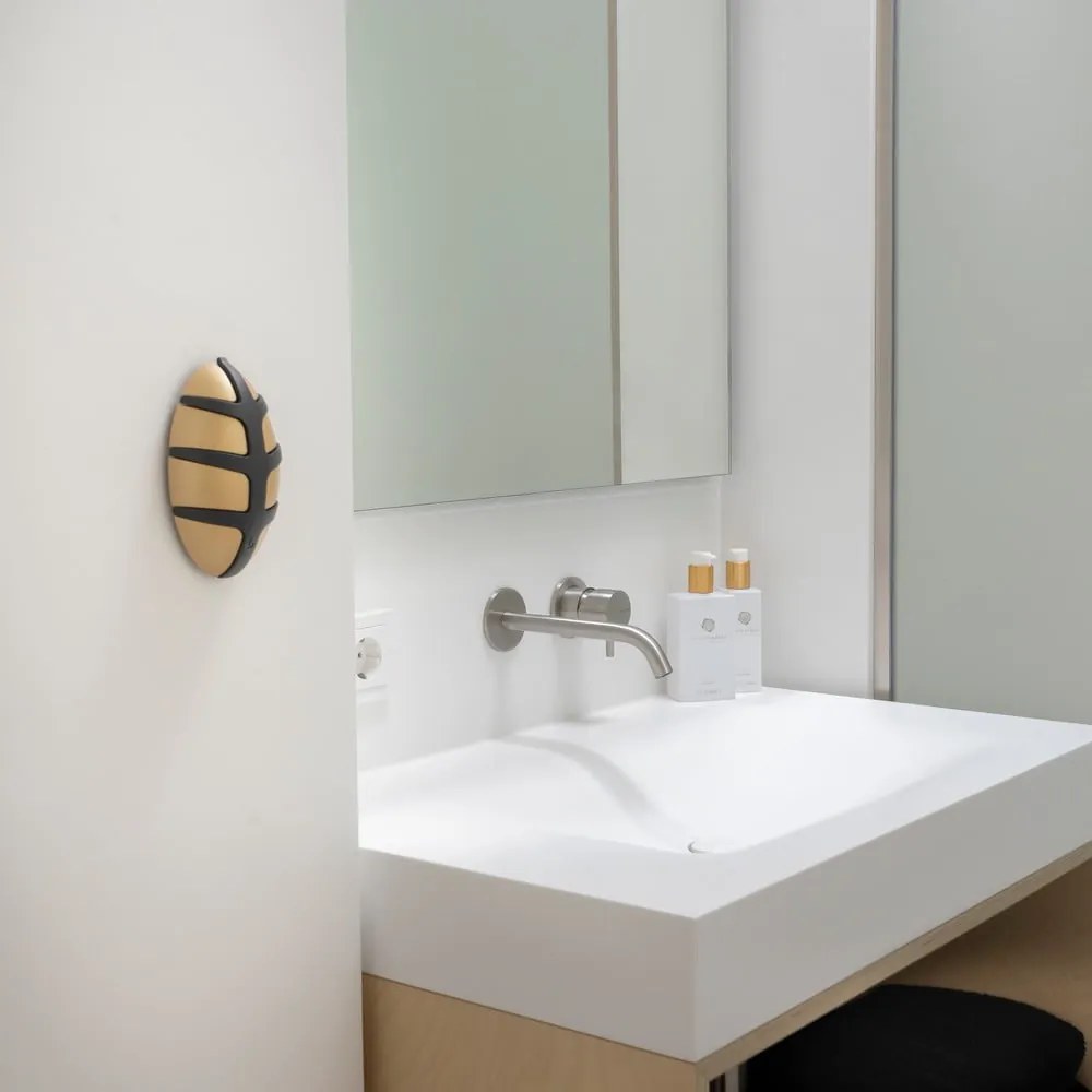 Fekete-aranyszínű fali műanyag akasztó Bug – Spinder Design